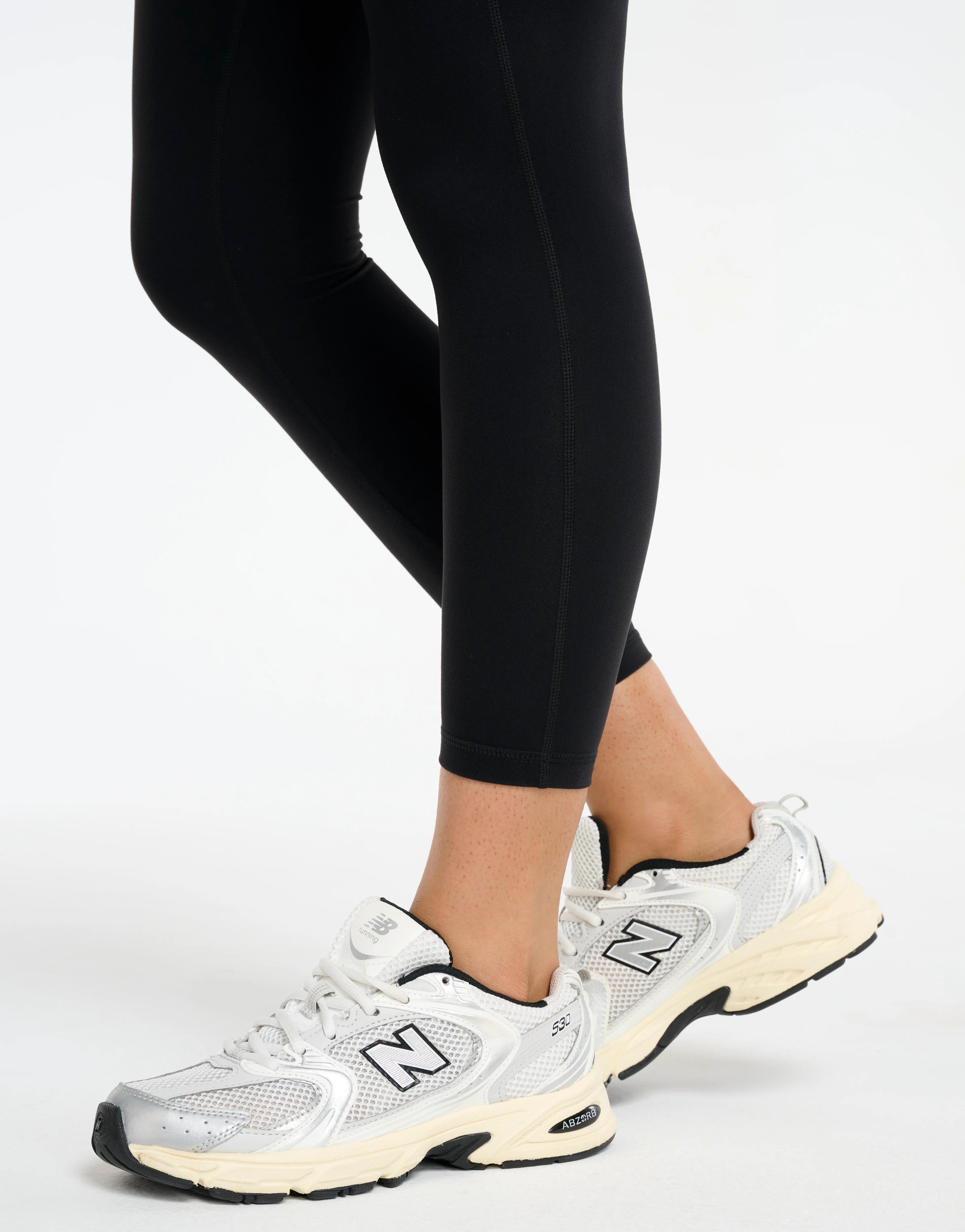 Ascend Pocket Mid-Waist Leggings 25" - Black - Image 16