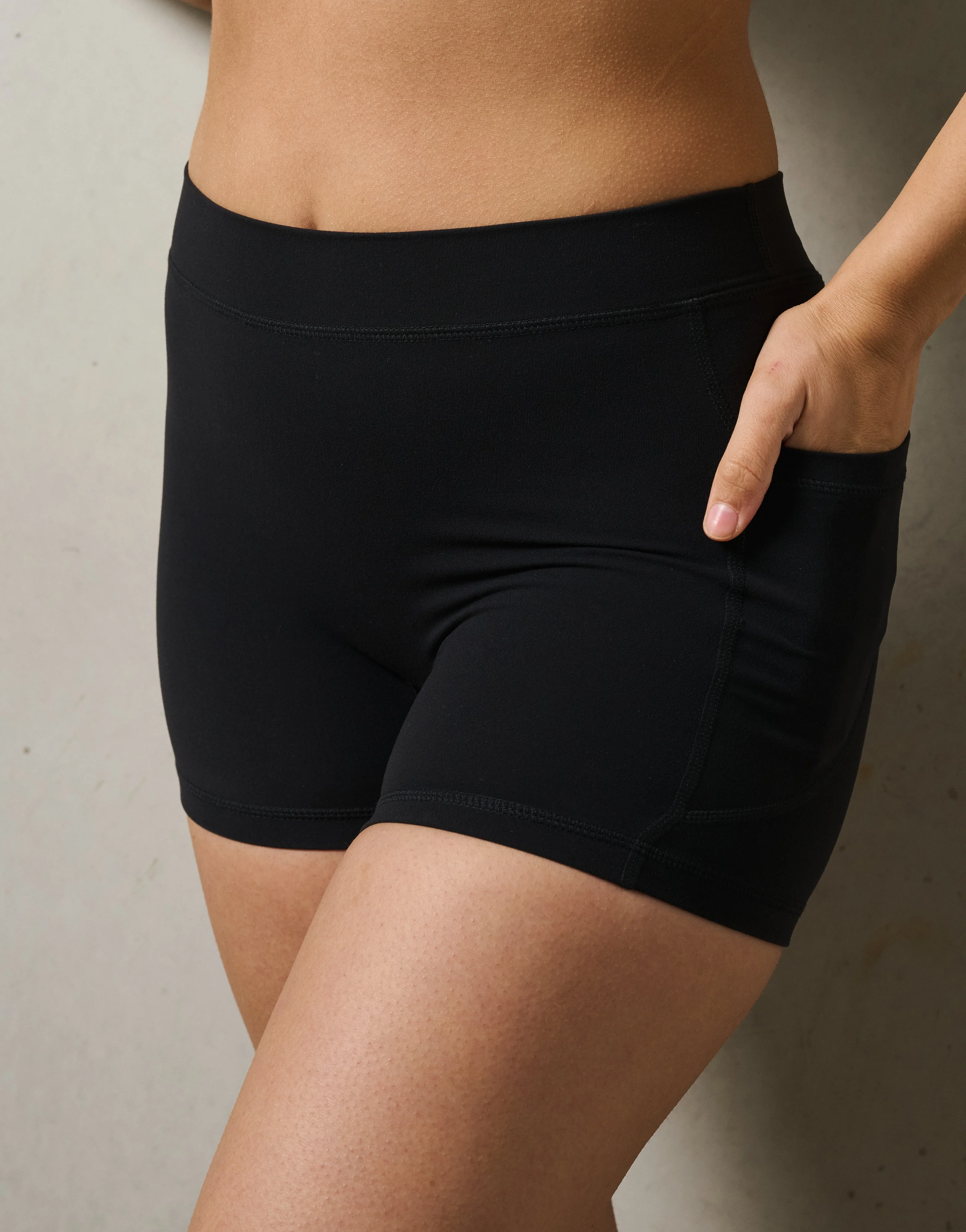 Ascend Pocket Mid-Waist Shorts 4" - Black - Image 3