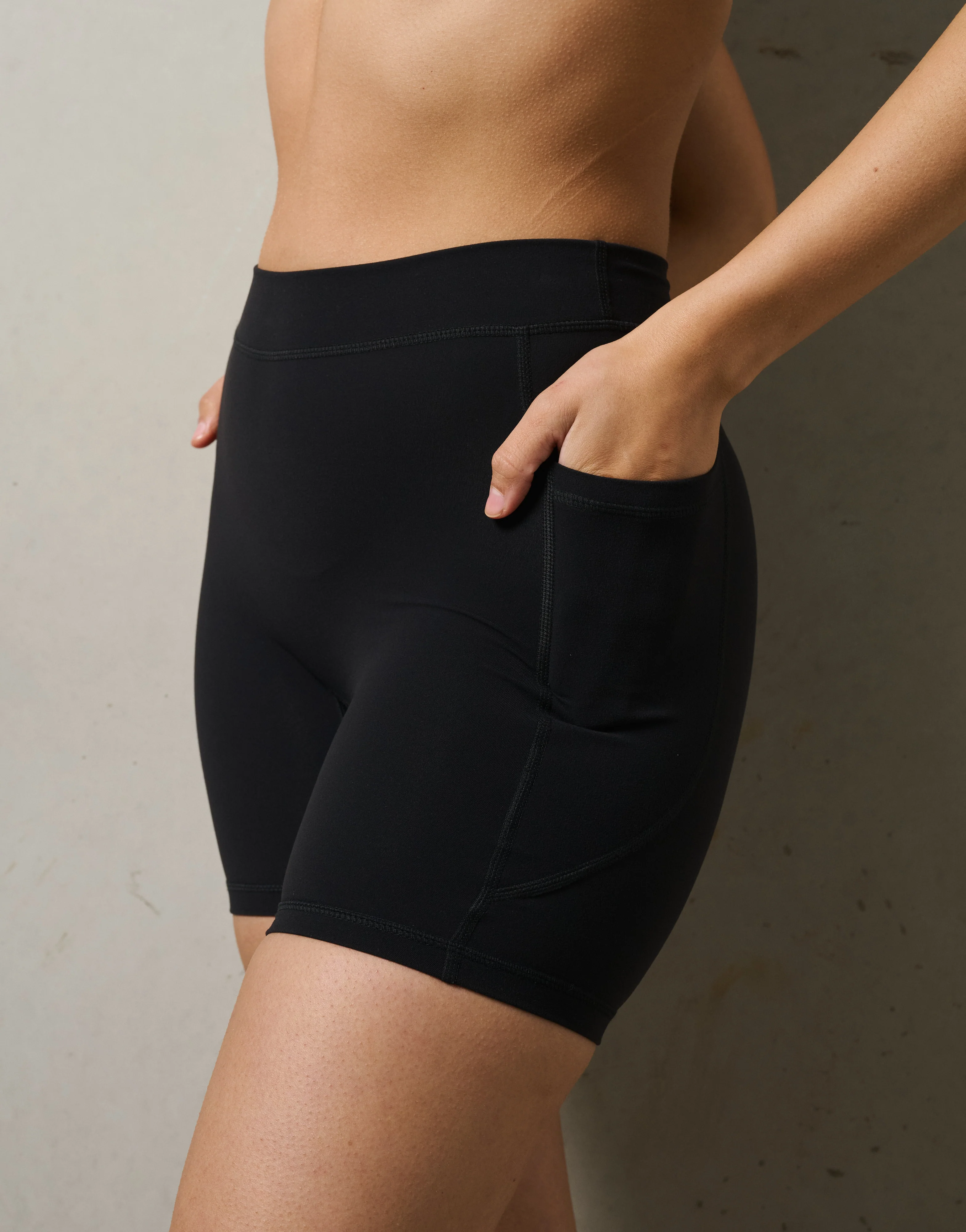 Ascend Pocket Mid-Waist Shorts 6" - Black - Image 3