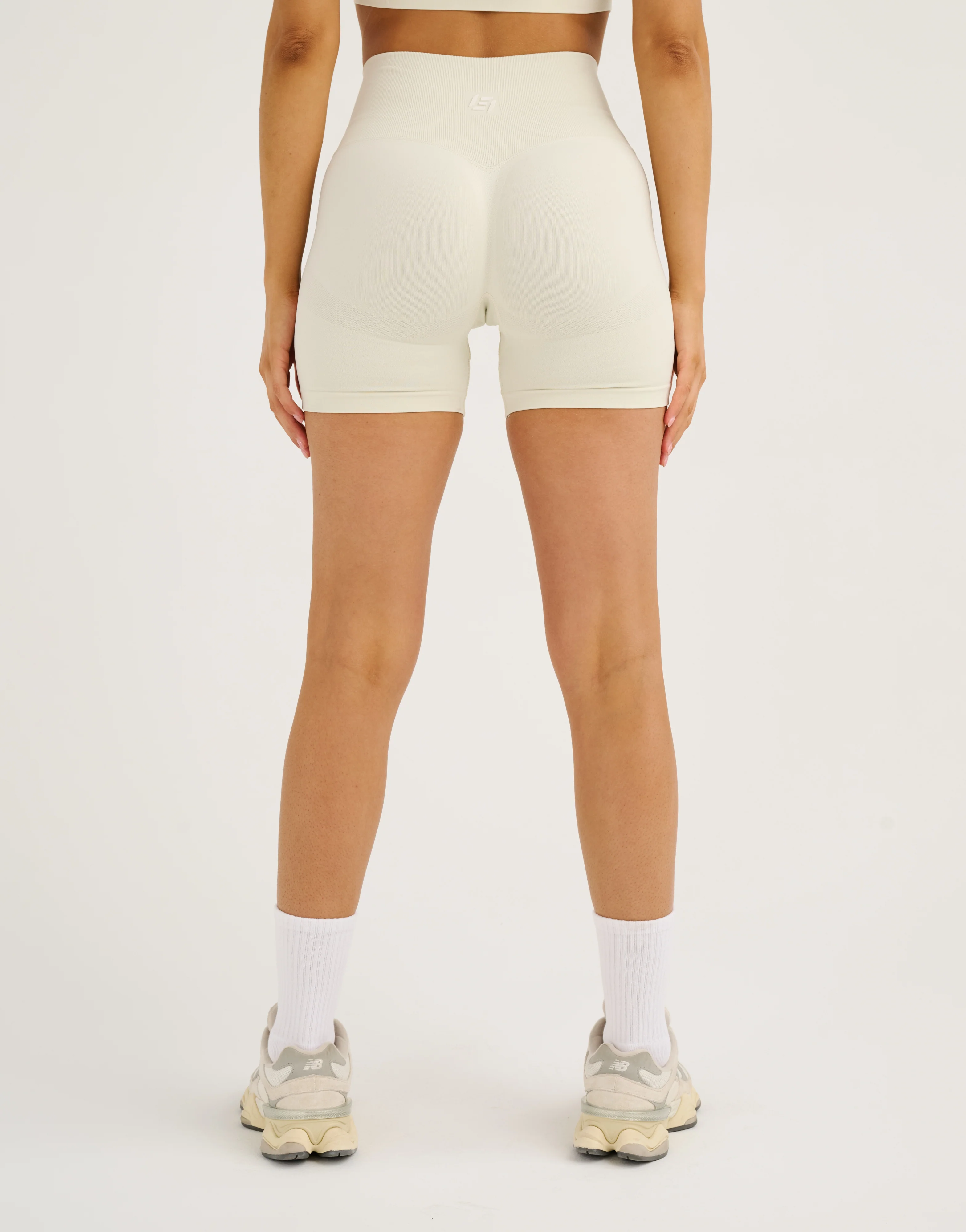 Pulse Invisible Scrunch Shorts - Onyx - Image 15